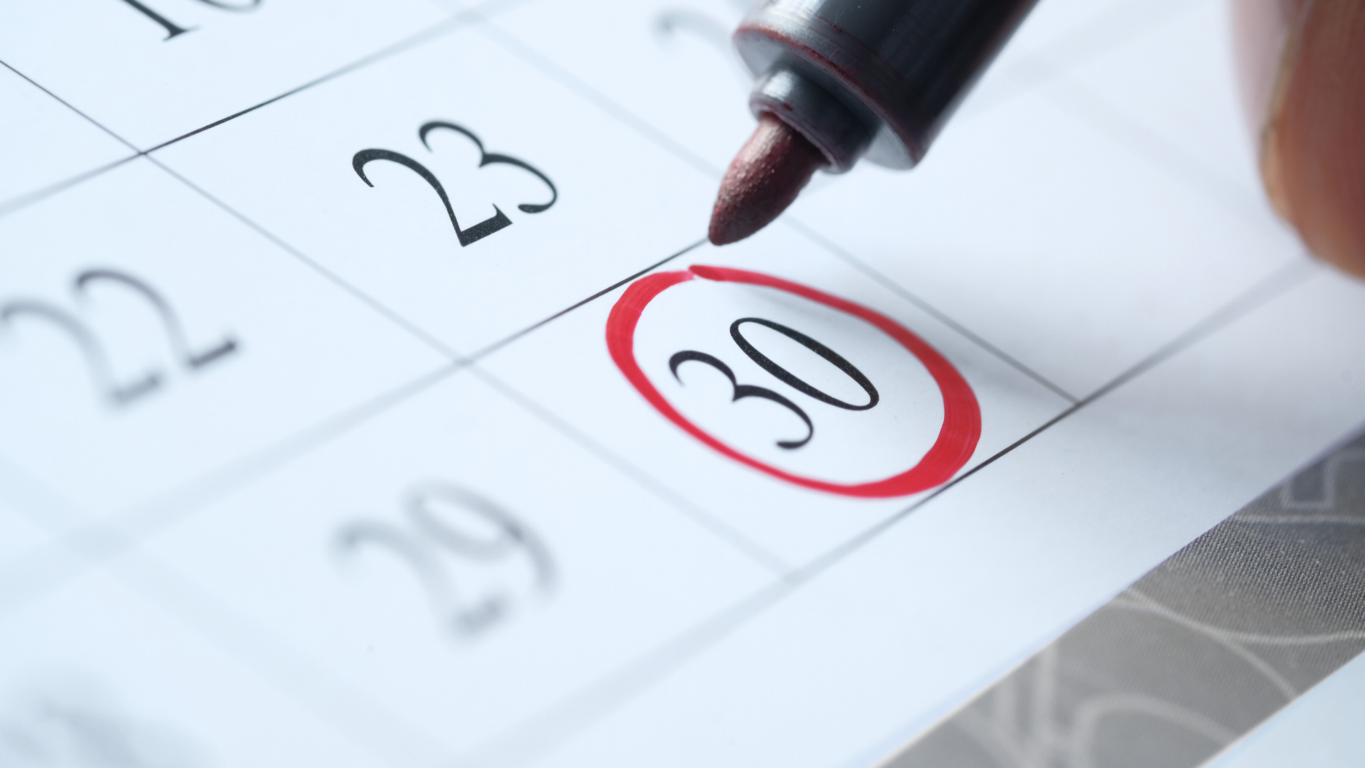Kalender met de 30ste gemarkeerd als deadline – benadrukt naderende verplichting.